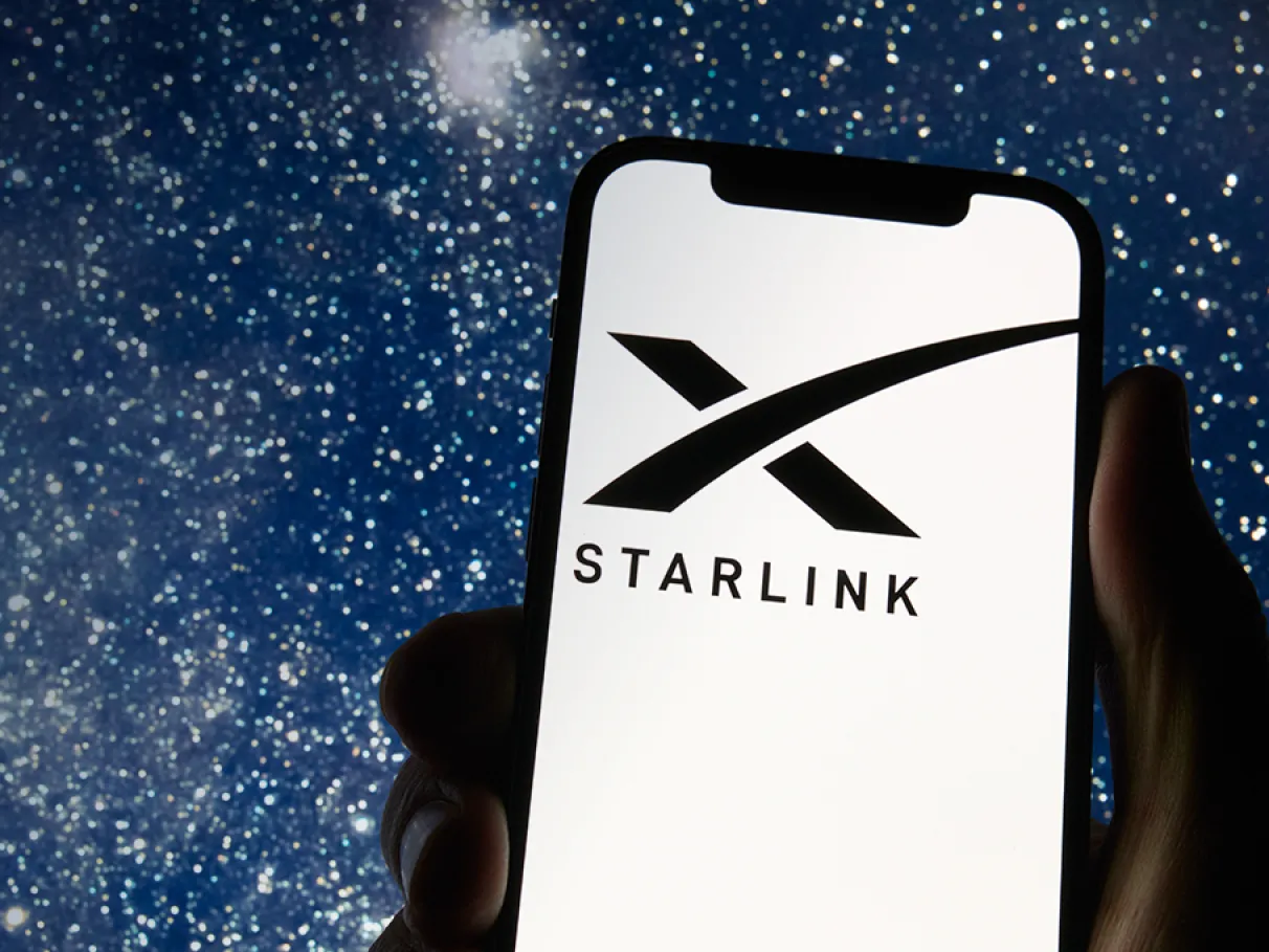 Aplicativo de internet via satélite aberto no celular