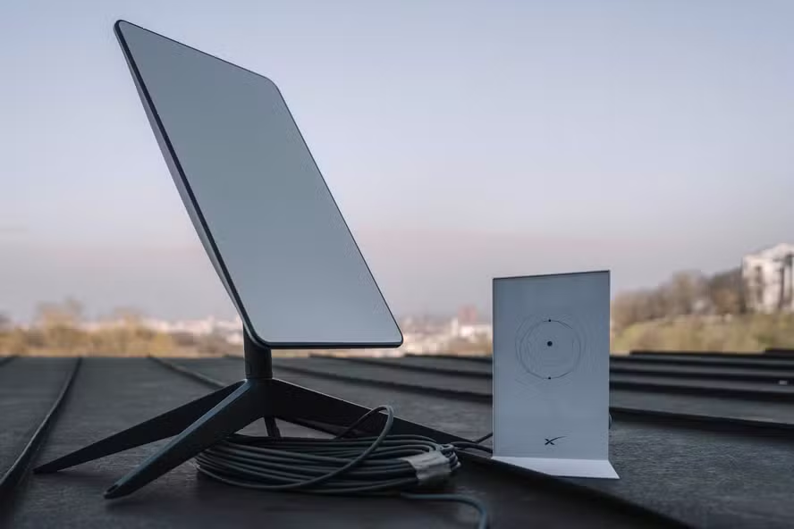 Antena de internet via satélite instalada no telhado de uma fazenda